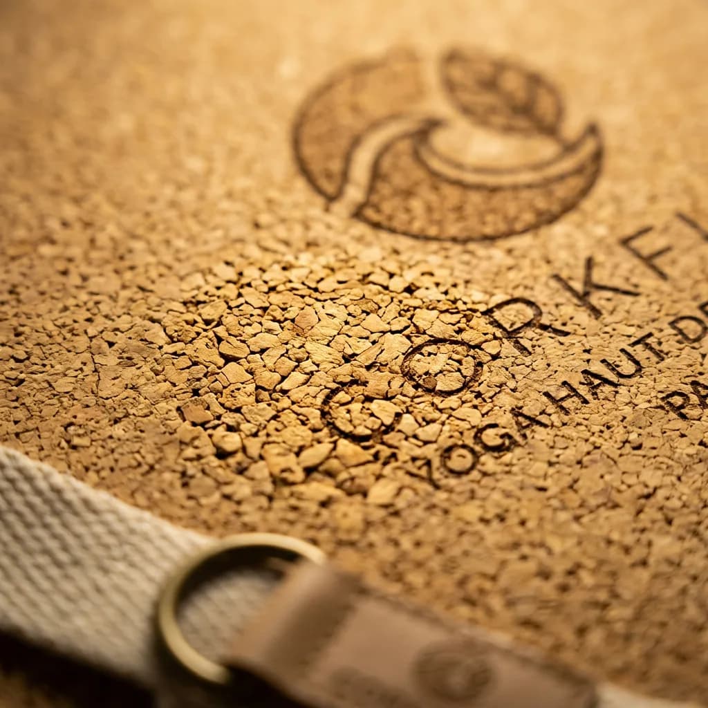 Tapis de yoga liège Éléphant Mandala Corkflow — motif mandala gravé grip naturel antidérapant — Détail texture